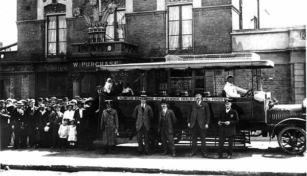 Plumstead 1916 - First day of LGOC Route 111 at the The Plume of Feathers. Pholo: Jennifer Mellor